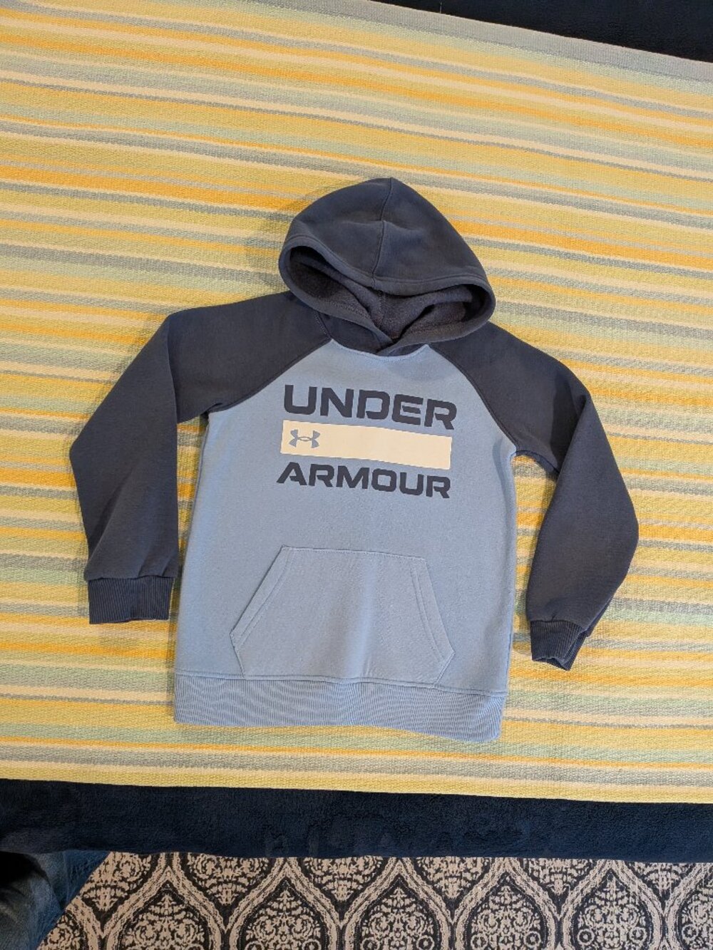 ⭐ Boy's Under Armour Blue Raglan hoodie size 6
